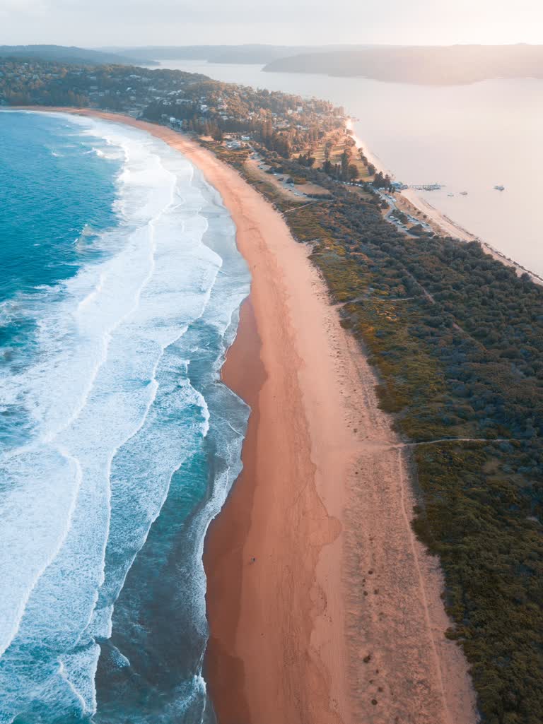 鸟瞰海滩和水域
