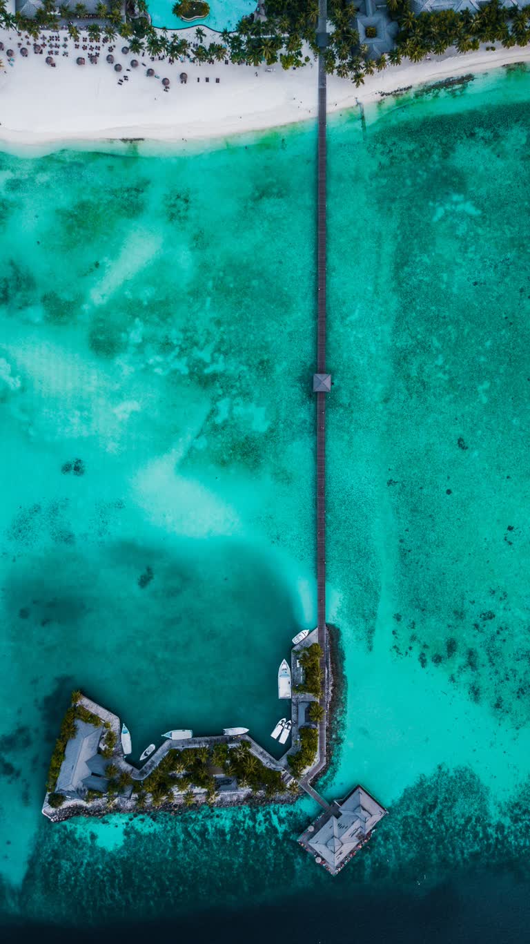 鸟瞰海滩和水中码头