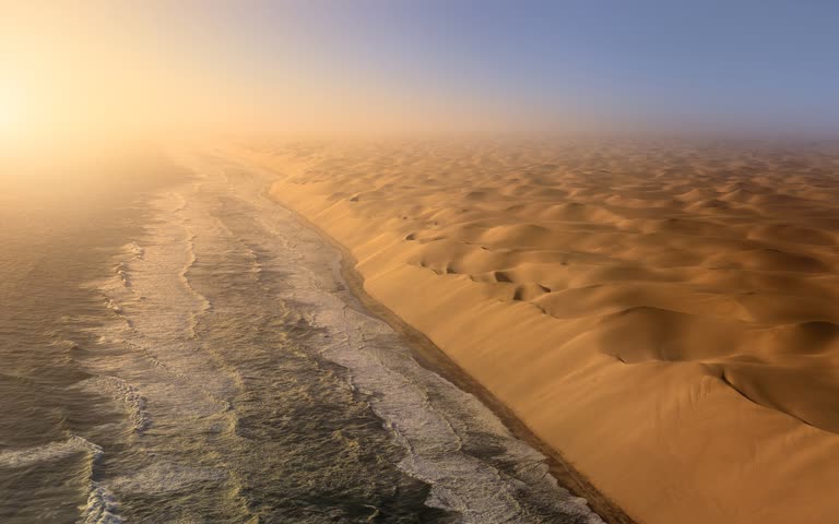 沙丘和日落的海滩鸟瞰图