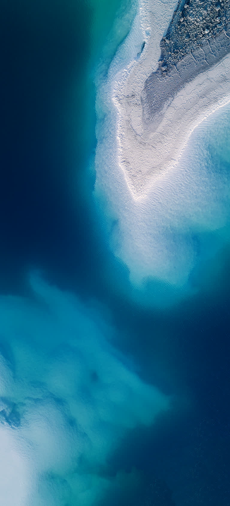 这是海滩附近水域的鸟瞰图