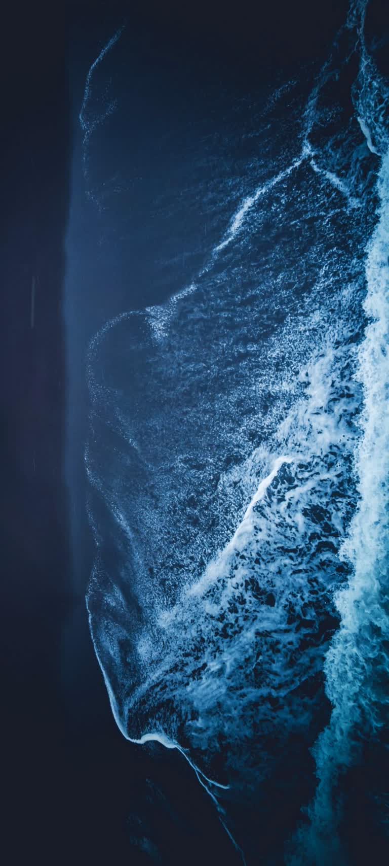 鸟瞰水体,里面有一艘船
