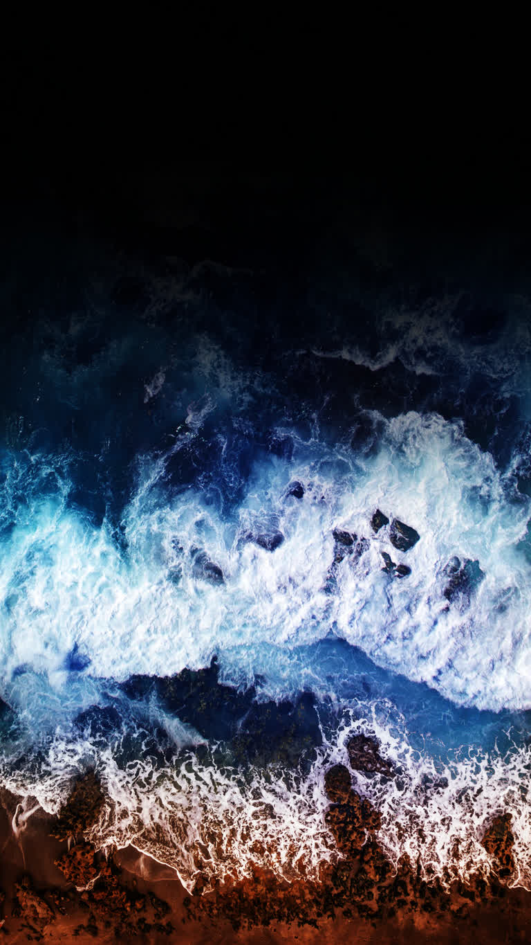 鸟瞰带有冲浪板的水体