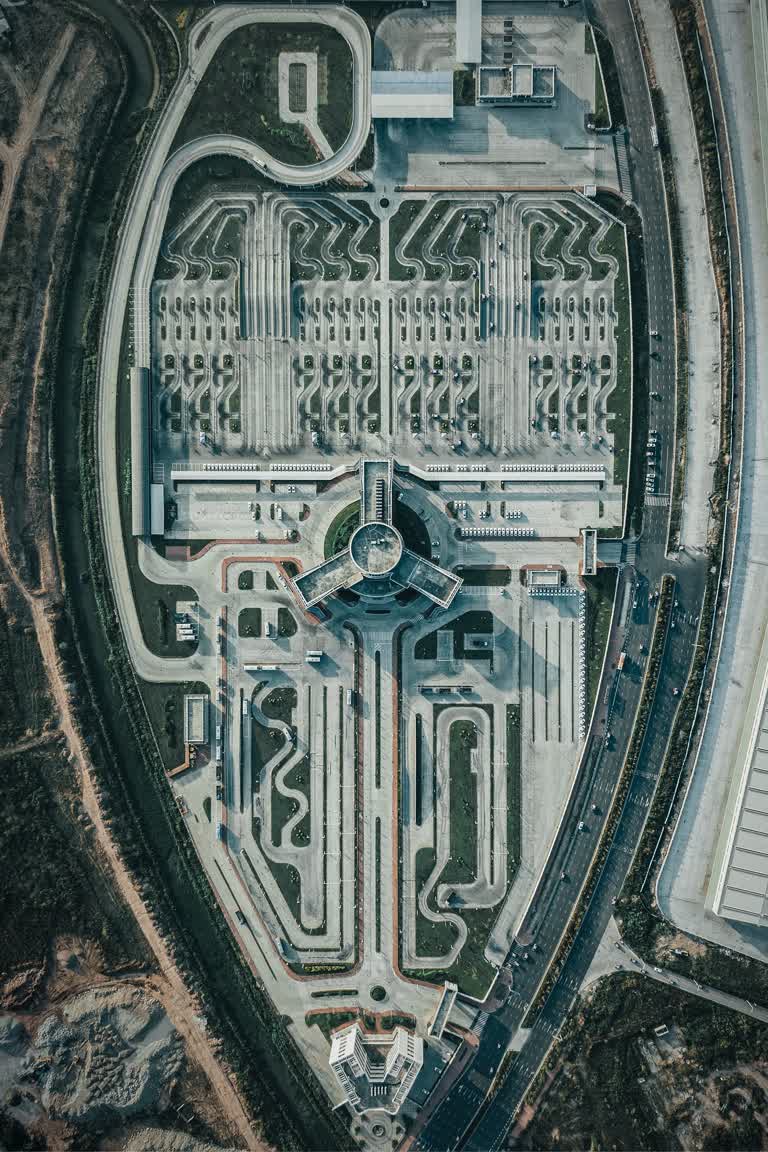 鸟瞰一栋建筑物,上面有一个时钟