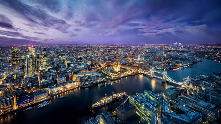 从碎片大厦鸟瞰伦敦金融城的夜景