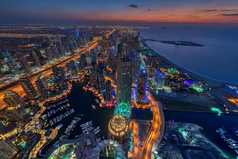 鸟瞰城市夜景,船只停靠在港口