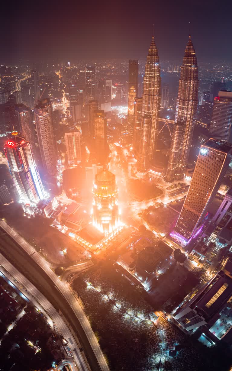 夜间灯光璀璨的城市鸟瞰图