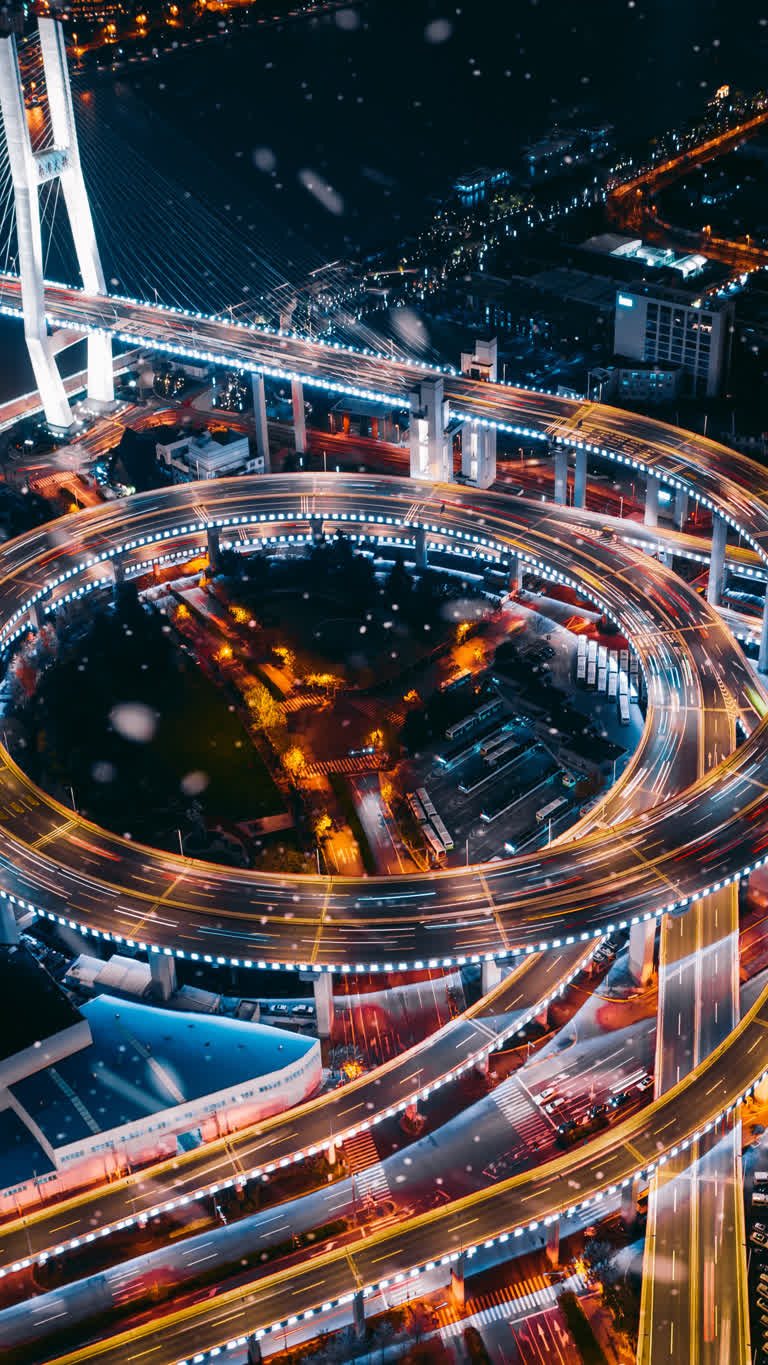 车流量大的夜间城市鸟瞰图