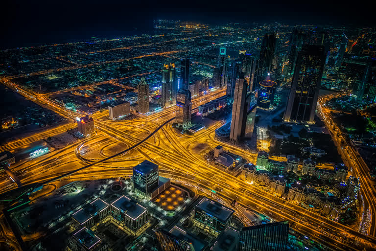 车流量大的夜间城市鸟瞰图