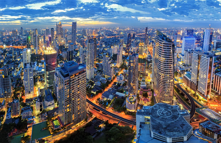 鸟瞰城市夜景,高楼林立