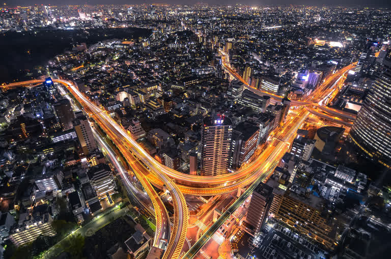 夜间交通繁忙的城市鸟瞰图