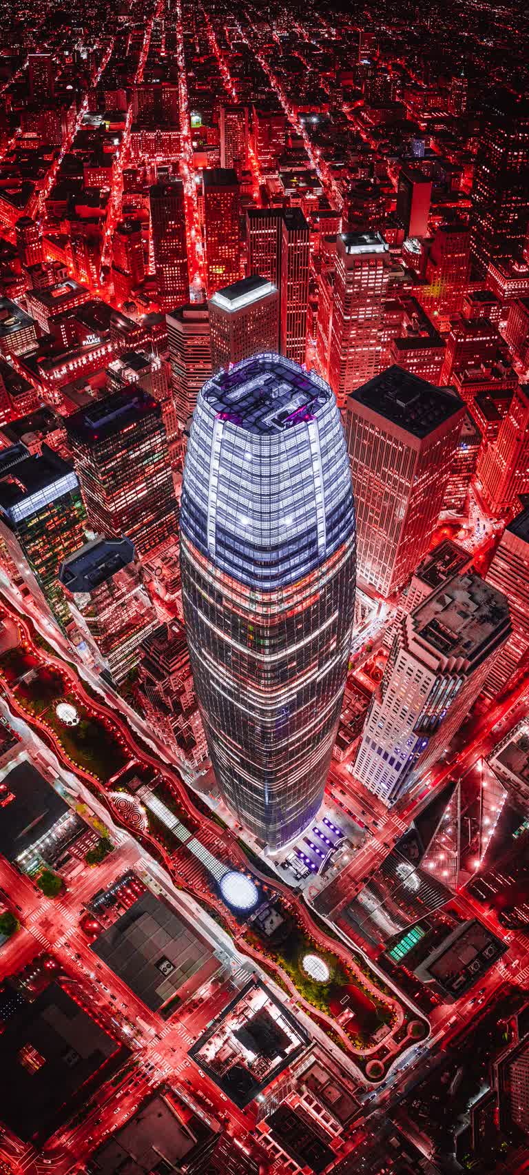 这是夜间城市的鸟瞰图,红灯闪烁