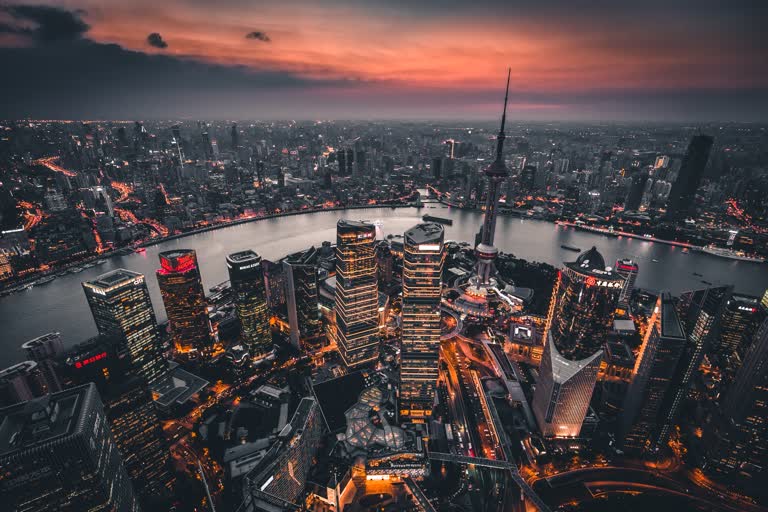 鸟瞰城市夜景,河流穿过