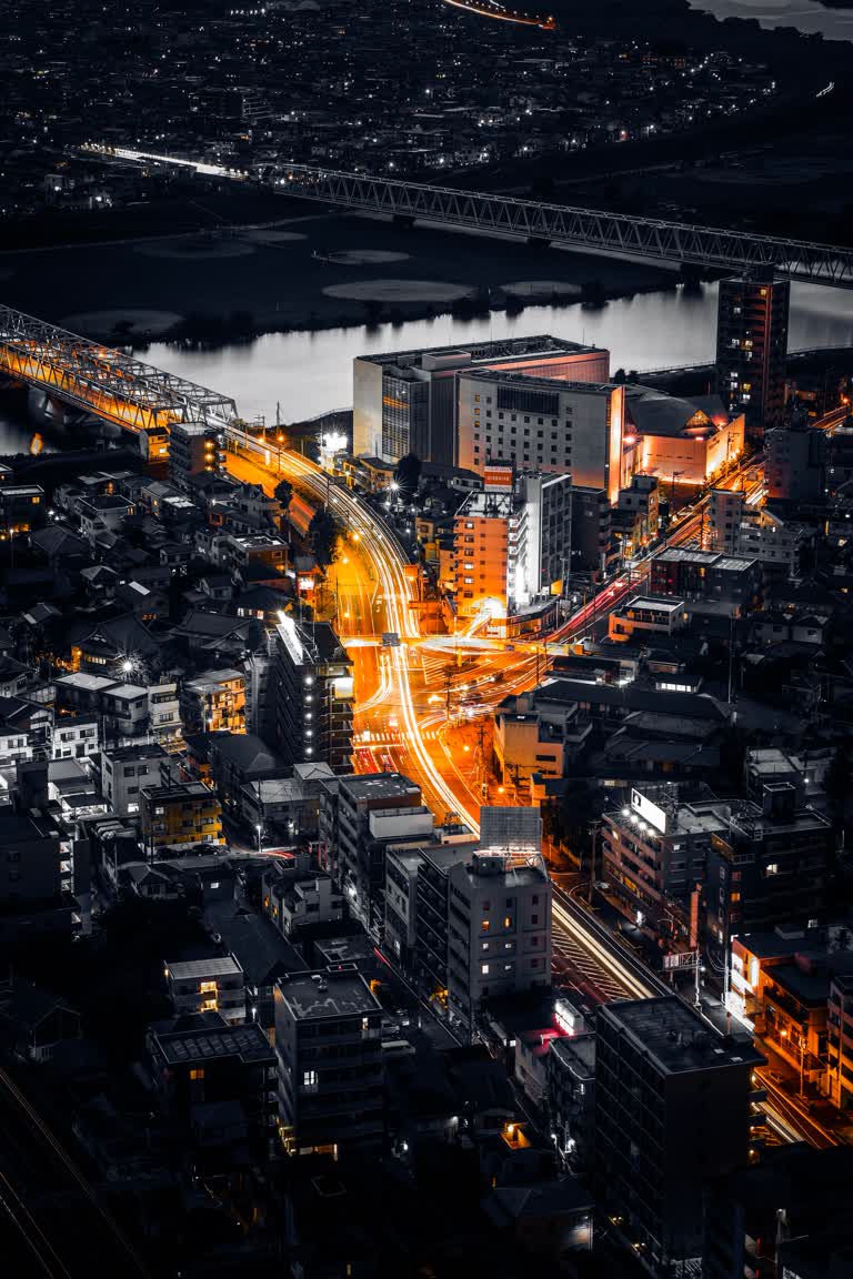 以河流为背景的城市夜景鸟瞰图