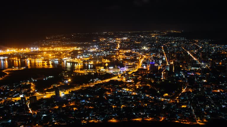 鸟瞰城市夜景,河流流过
