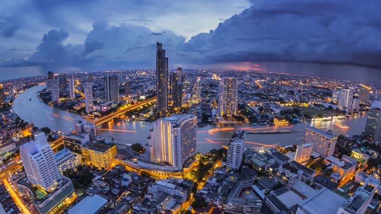 以河流为前景的城市夜景鸟瞰图