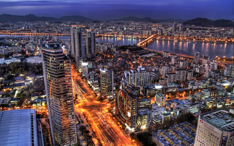 以河流为背景的城市夜景鸟瞰图