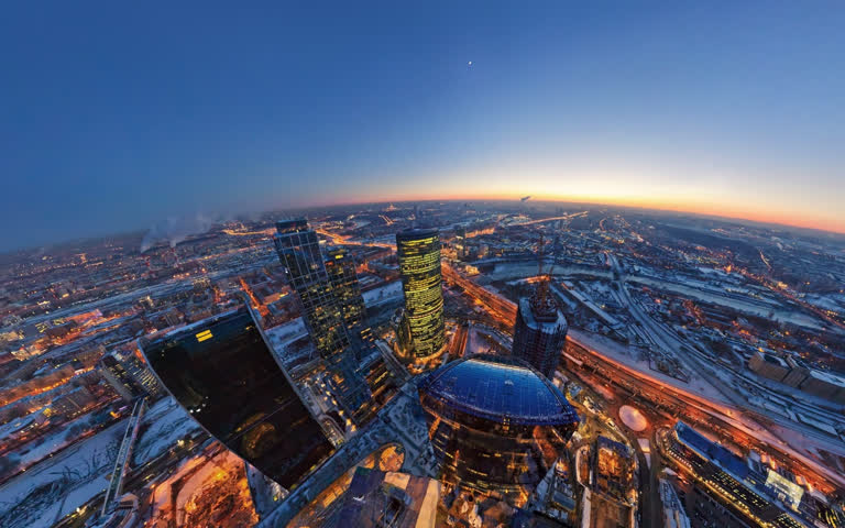 这是从摩天大楼上鸟瞰城市的夜景