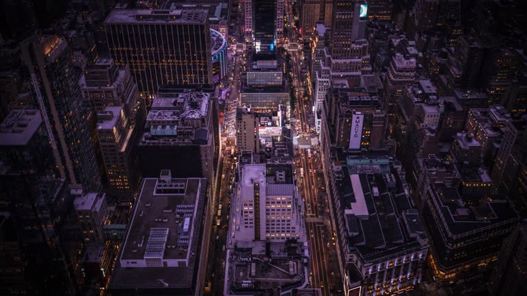 城市夜间的鸟瞰图,摩天大楼和路灯