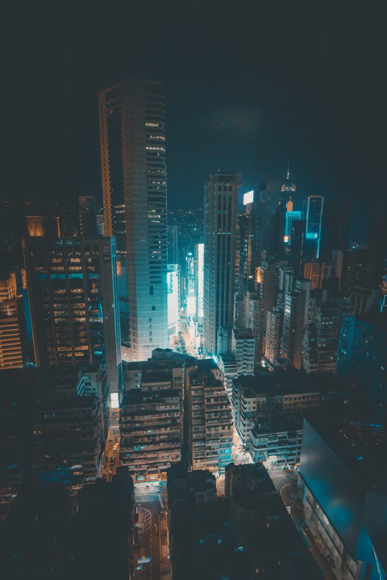 城市夜间的鸟瞰图,摩天大楼和路灯