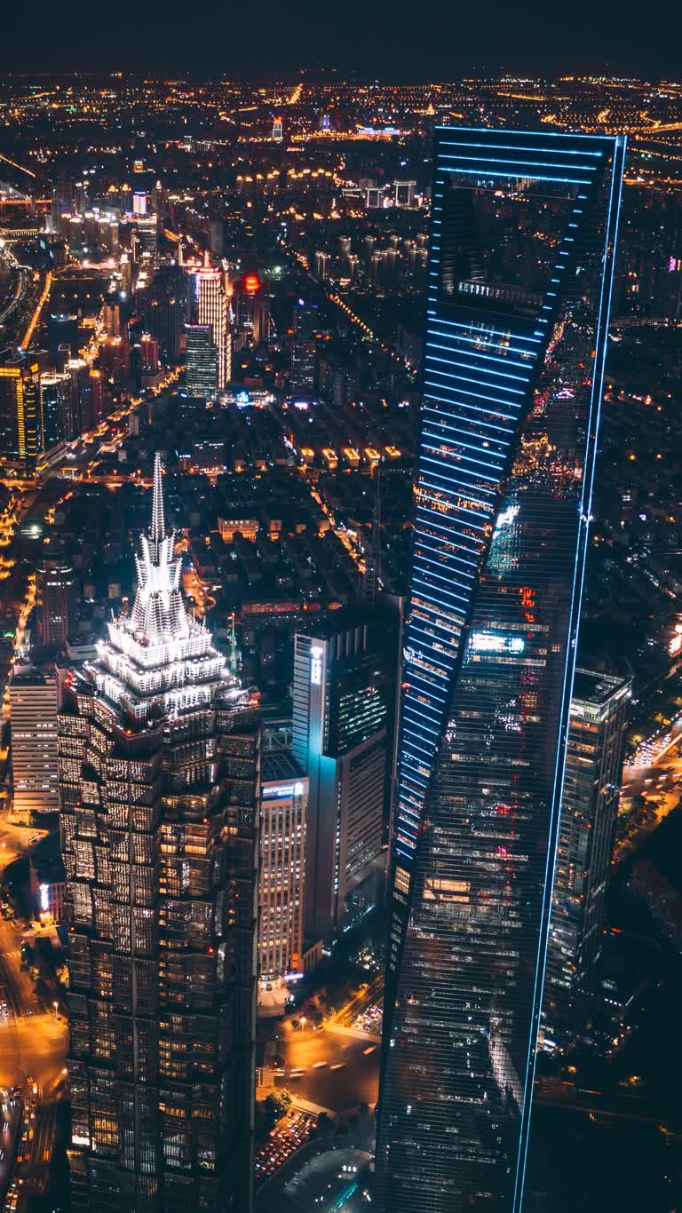 鸟瞰城市夜景,摩天大楼被点亮