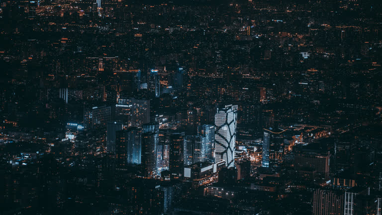 夜间城市的鸟瞰图,摩天大楼被点亮