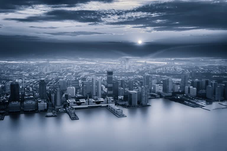 这是夕阳西下城市夜间的鸟瞰图