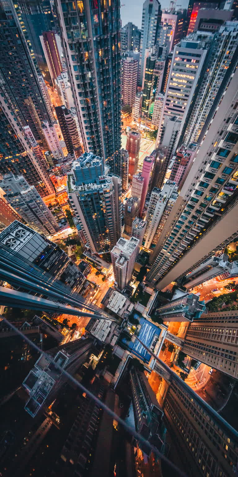 鸟瞰城市夜景,高楼林立