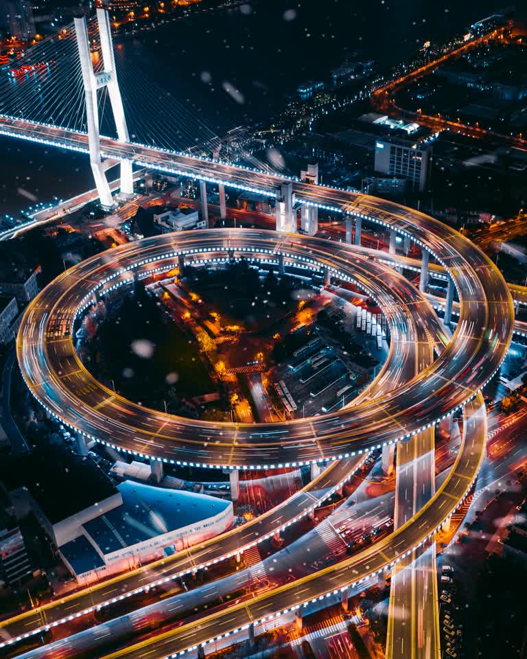 夜间城市的鸟瞰图,有交通和桥梁