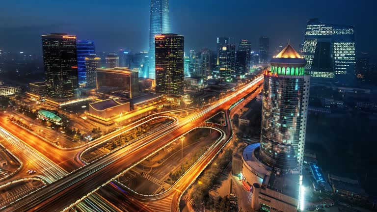 夜间城市的交通和建筑物鸟瞰图