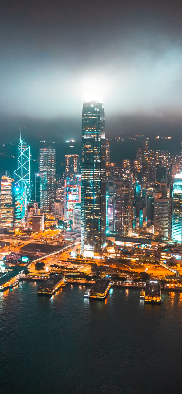 鸟瞰夜间城市天际线,水中有船只
