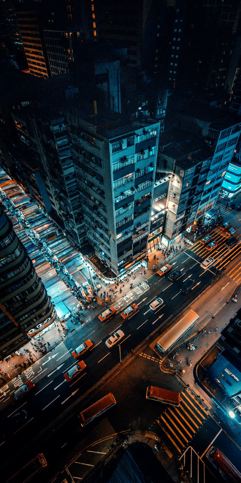 夜间城市街道的鸟瞰图,车流和高楼大厦