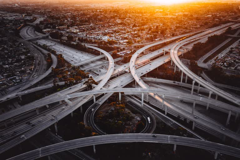 这是日落时高速公路交叉口的鸟瞰图