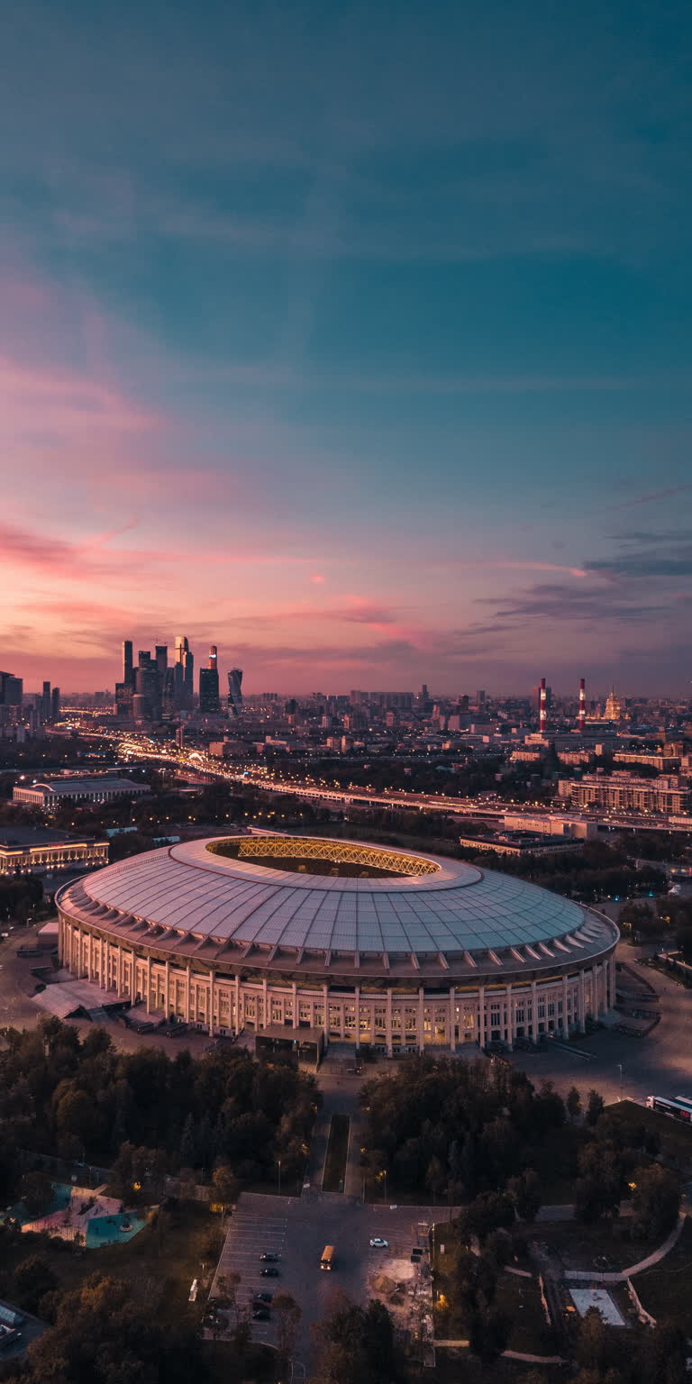 足球场的鸟瞰图,背景是城市天际线