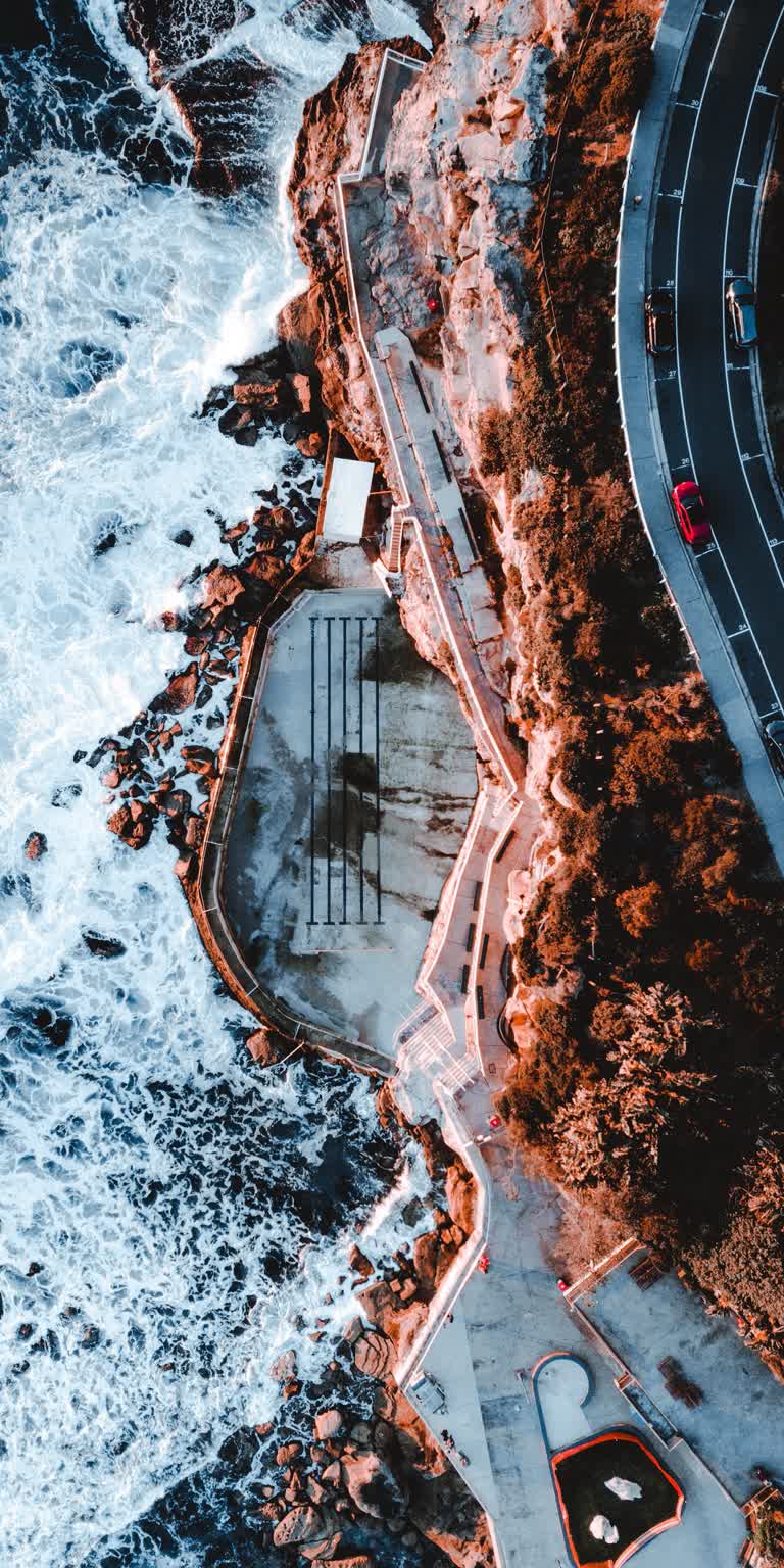 水体旁蜿蜒道路的鸟瞰图