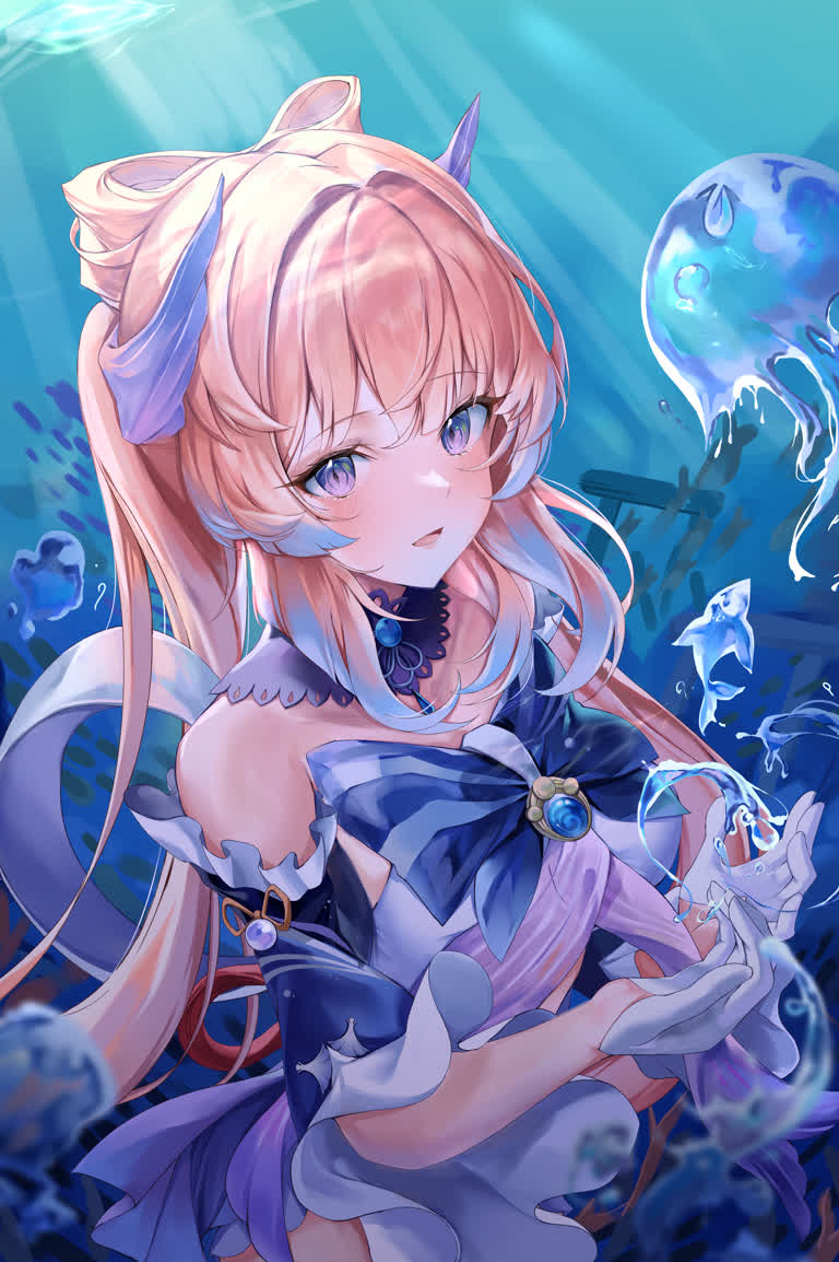 有一个动漫女孩手里拿着东西