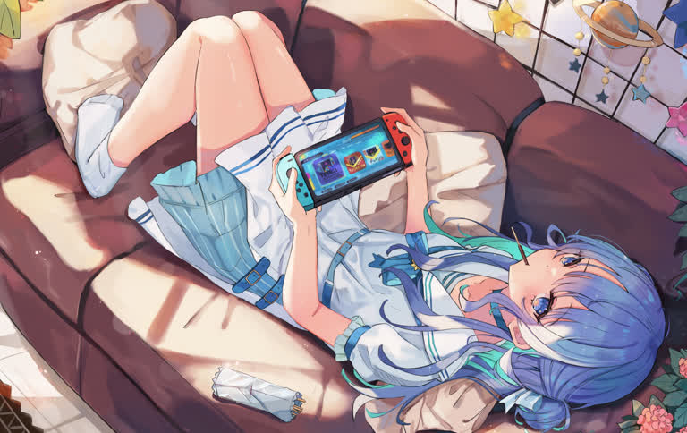 有一个动漫女孩躺在沙发上拿着手机
