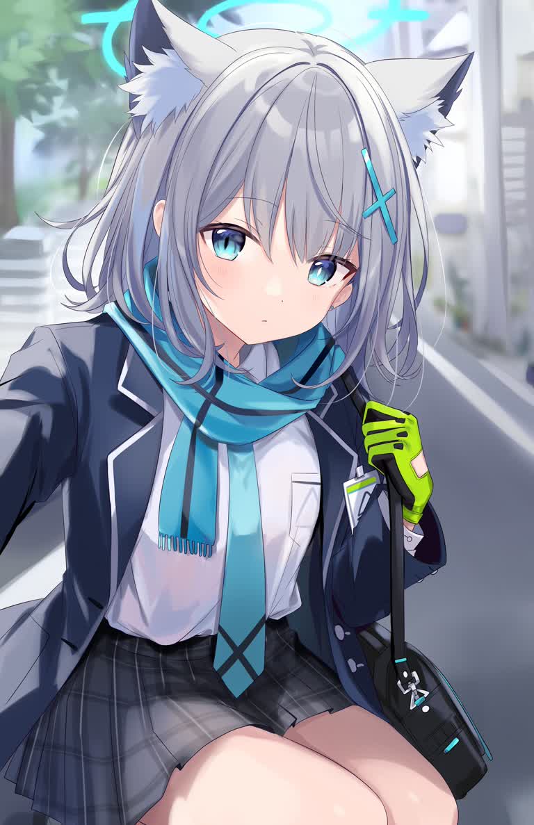 有个动漫女孩坐在街上