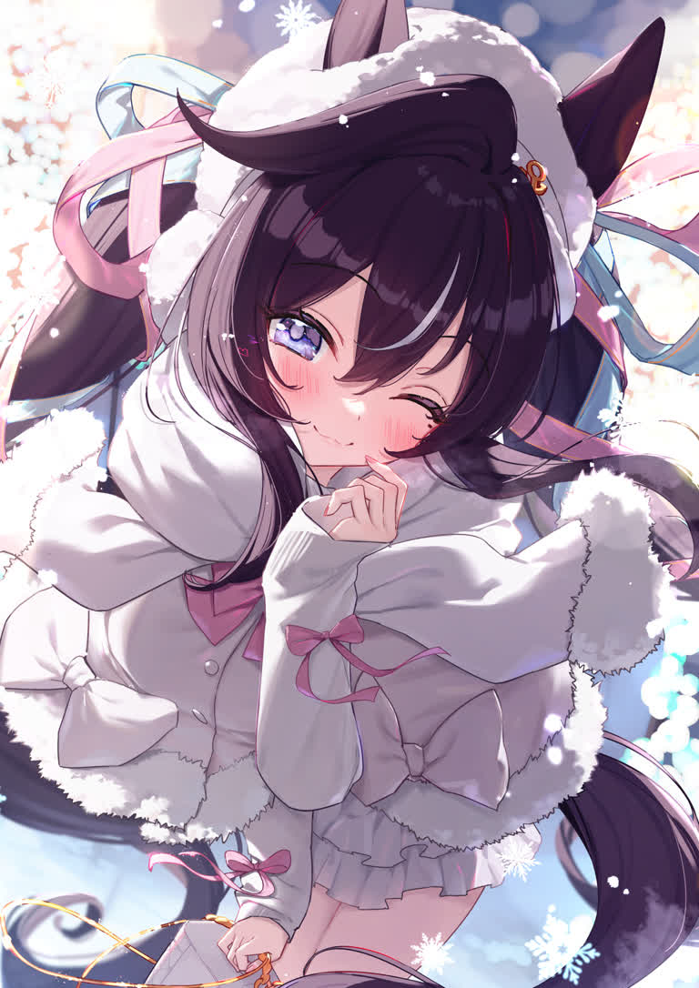 有一个动漫女孩穿着猫耳朵的衣服