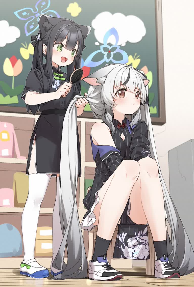 有两个动漫女孩坐在椅子上