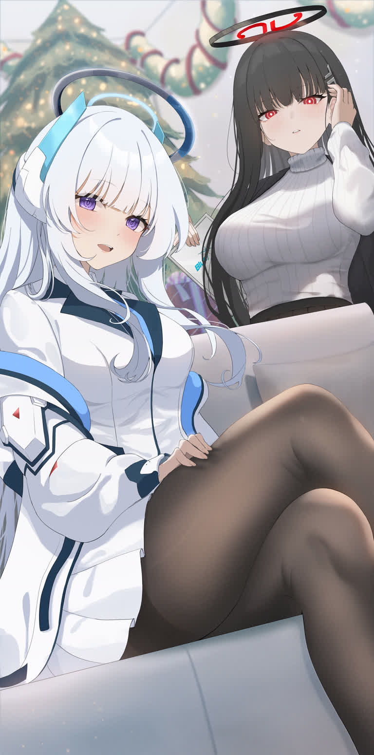 有两个动漫女孩并排坐在沙发上