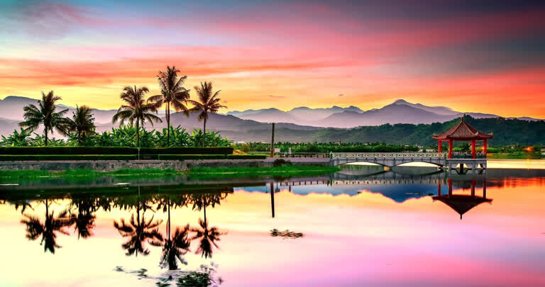 背景是一座宝塔的湖景