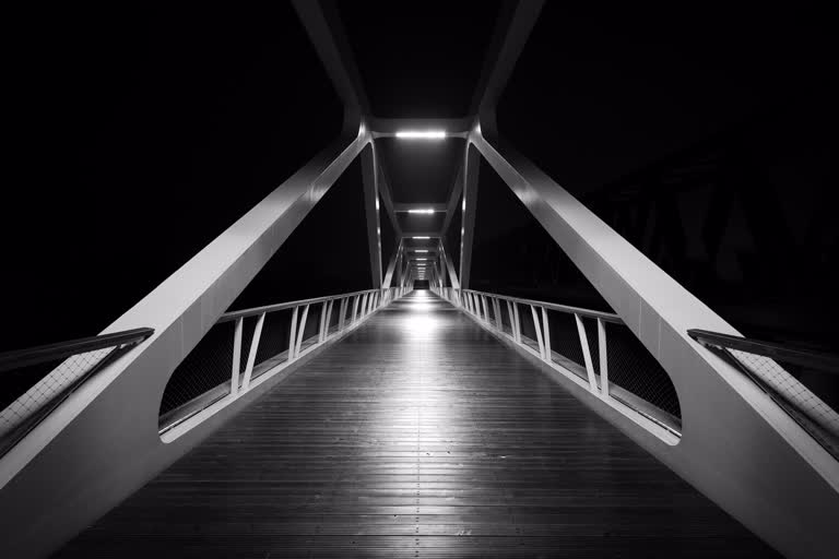 这是一张夜间桥梁的黑白照片