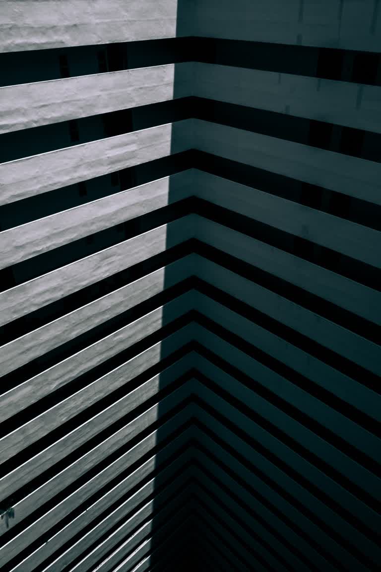 这是一张建筑物一角的黑白照片