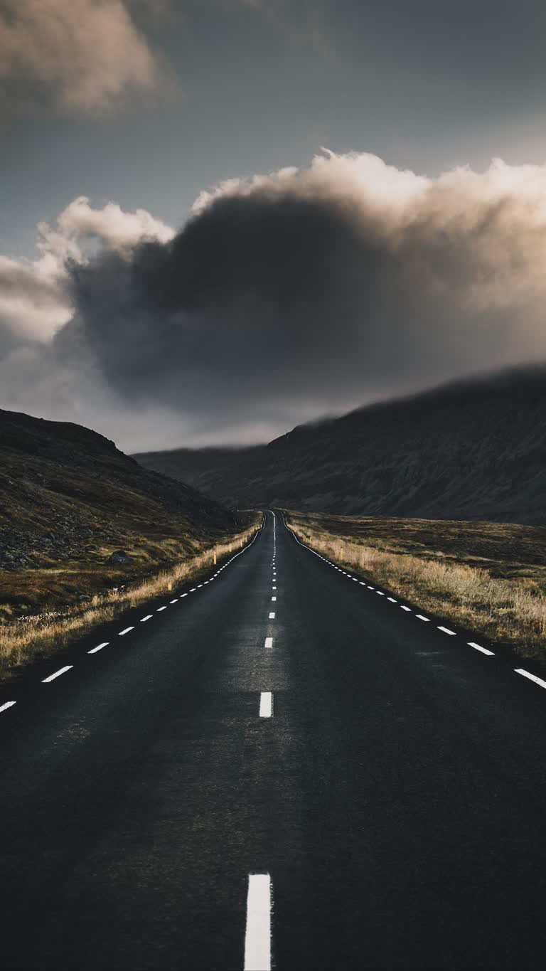 有一张黑白照片,是山间空旷的道路