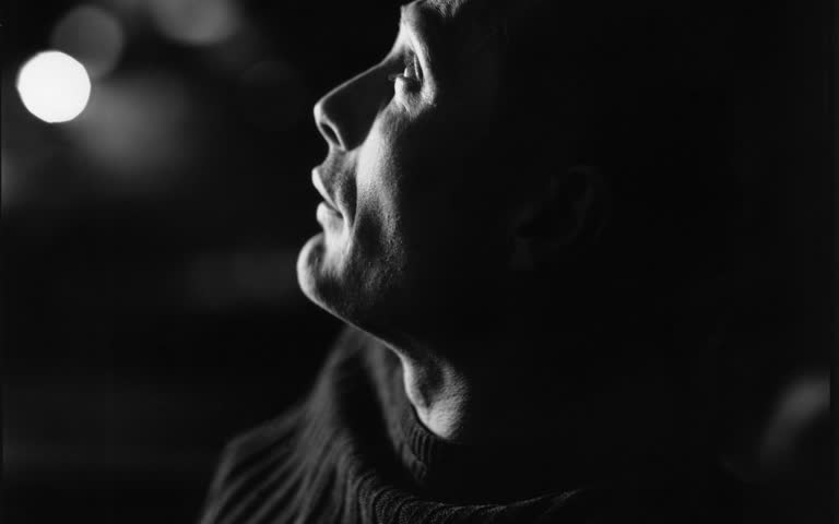 这是一张男人仰望天空的黑白照片