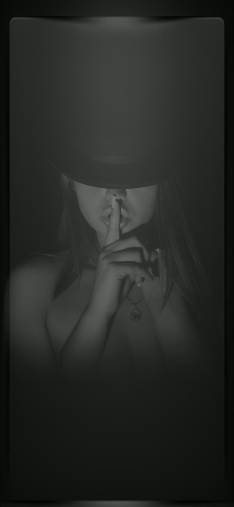 有一张戴帽子的女人的黑白照片