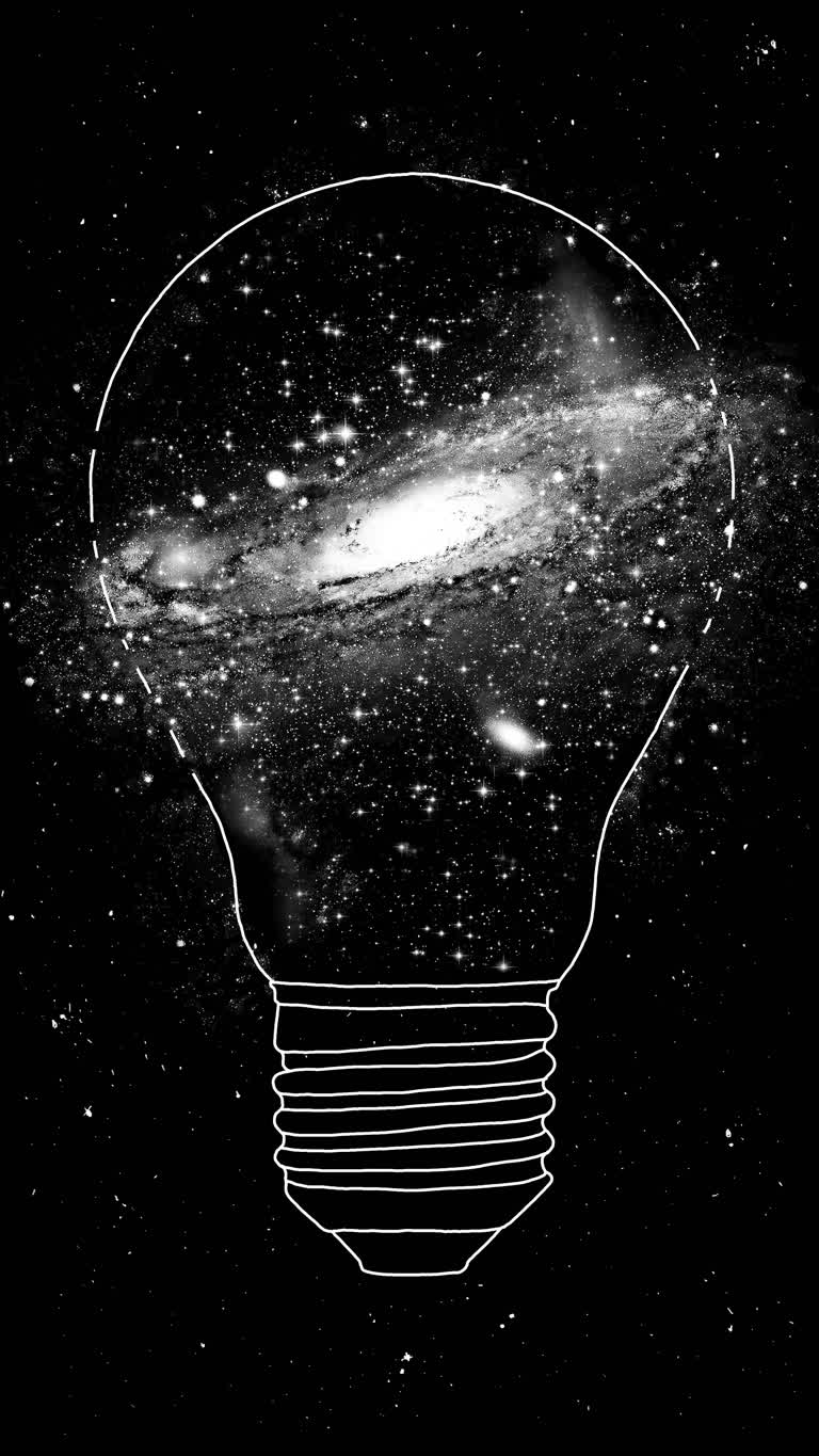 背景为星系的灯泡黑白照片