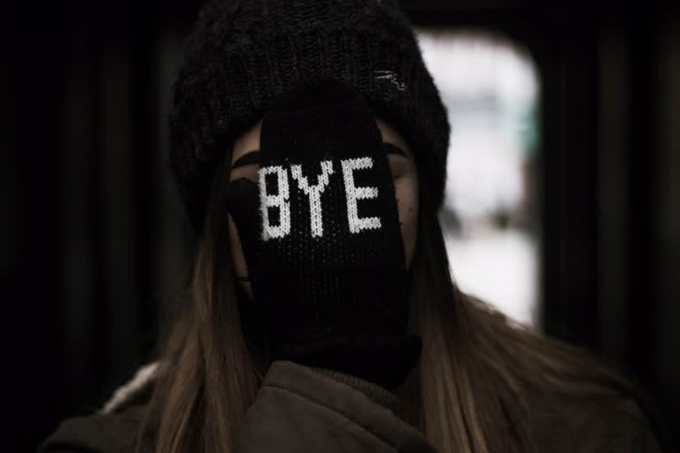 有一个女人戴着黑色的帽子,戴着黑色的手套