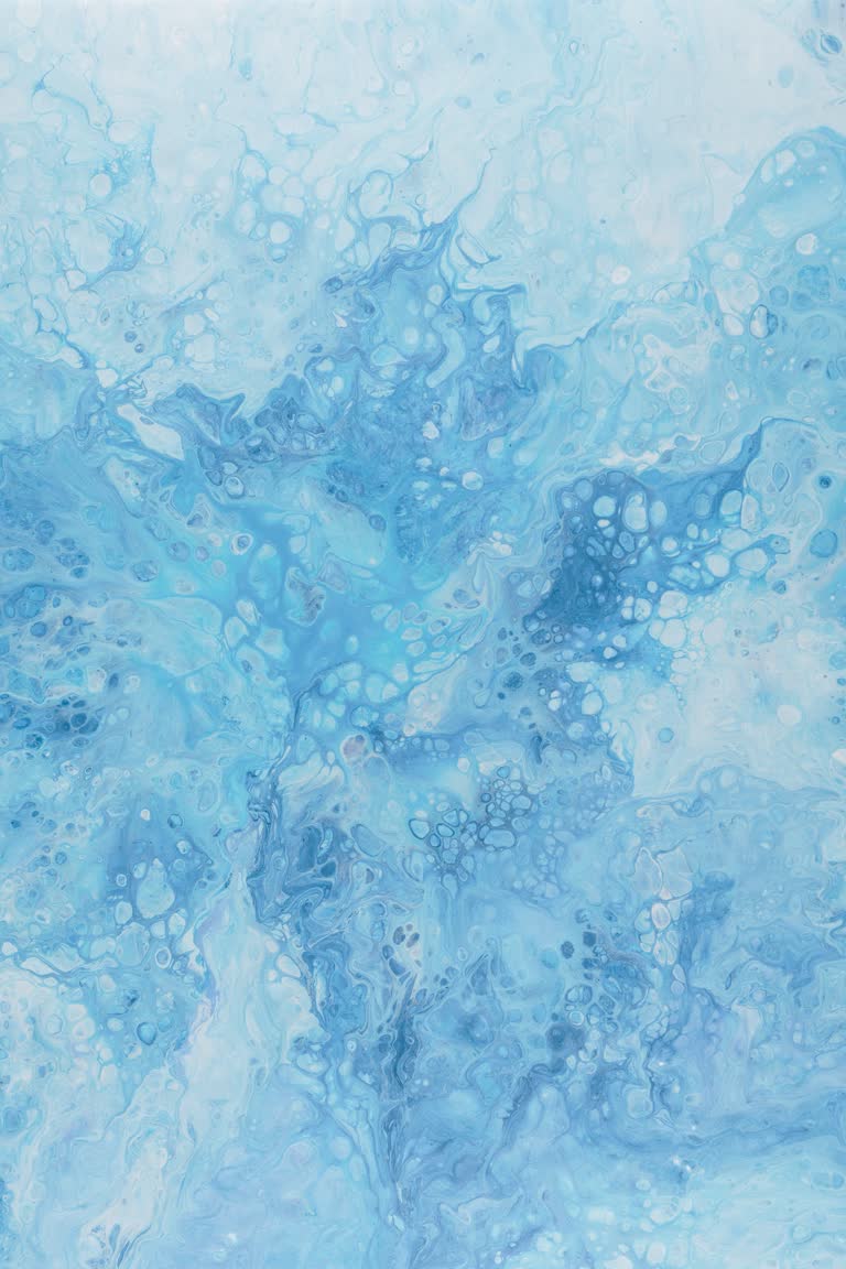 有一幅蓝白相间的画,上面有气泡