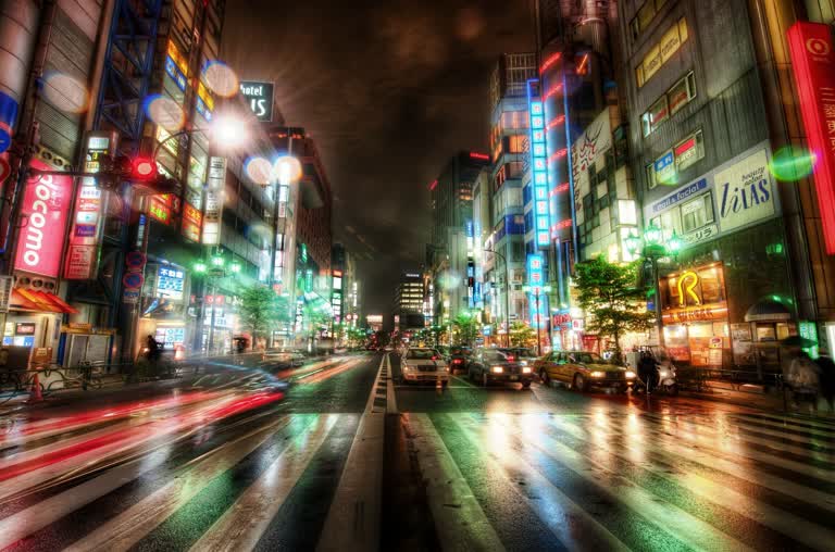 夜间繁忙的城市街道模糊不清